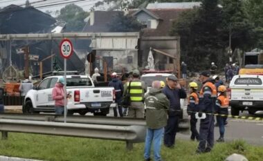 Dy të vdekur pasi aeroplani i vogël u përplas me automjete në Brazil