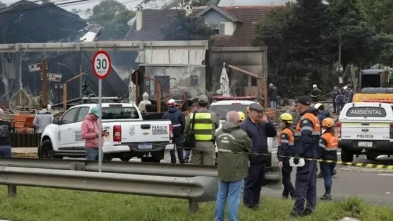 Dy të vdekur pasi aeroplani i vogël u përplas me automjete në Brazil