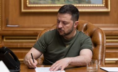 Zelensky nënshkruan ligjin që zgjat ligjin ushtarak në Ukrainë deri më 9 maj