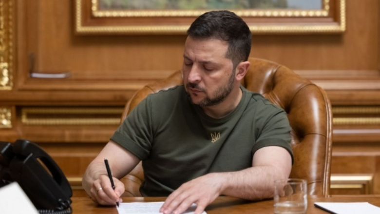 Zelensky nënshkruan ligjin që zgjat ligjin ushtarak në Ukrainë deri më 9 maj