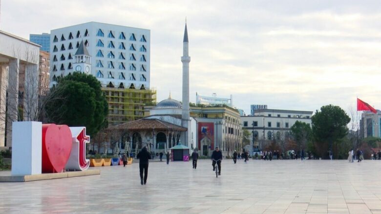 Ekonomia shqiptare drejt një strukture të re: Prodhimi në rënie, shërbimet në rritje