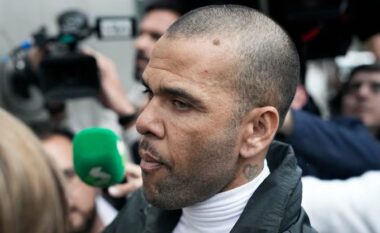 Përdhunuesi i dënuar, Dani Alves poston video duke u stërvitur në fushën e Barcelonës