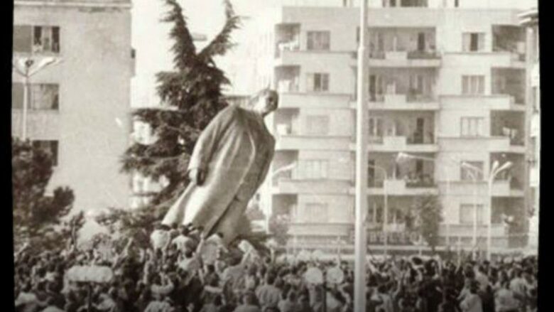 Përkujtohet sot rënia e monumentit të diktatorit komunist Enver Hoxha