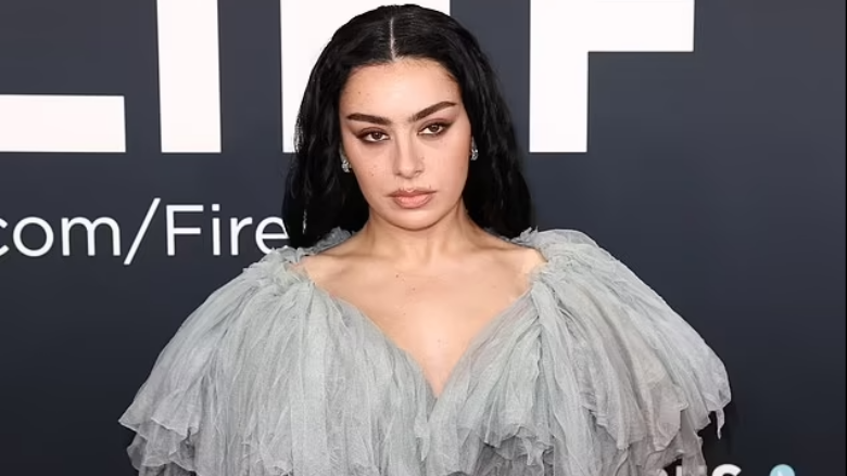 Charli XCX fiton çmimin e saj të parë ‘Grammy’ për albumin e suksesshëm ‘Brat’