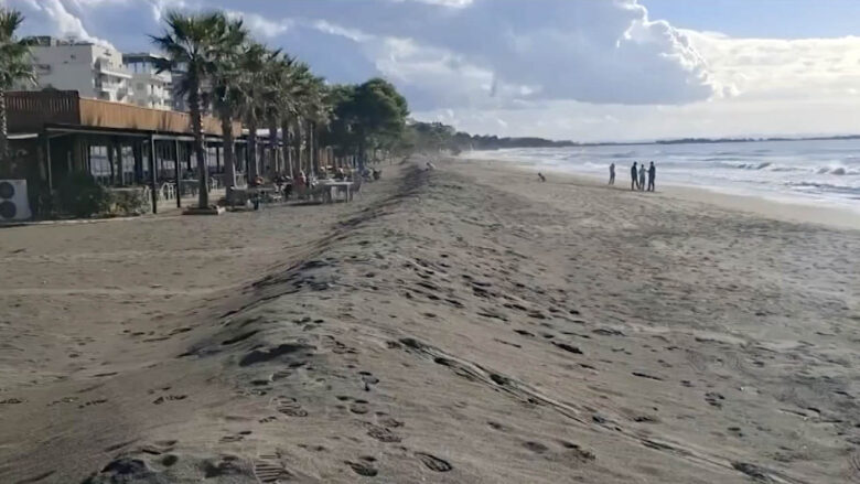 Alarmi i ekspertëve: Deti Adriatik po përparon me shpejtësi në bregdetin shqiptar