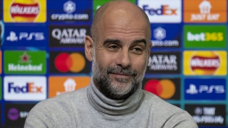 Pep Guardiola dorëzohet para gazetarëve kur pyetet për transferimet e Man Cityt