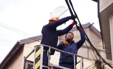 Heqja e kabllove të panevojshme në rrugën “Saraçët” të Prizrenit hap rrugën për ndriçimin “smart”