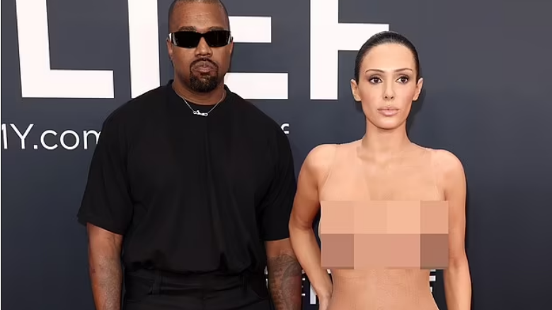 Kanye West tregon se ‘dominon’ Bianca Censori, por nuk e detyron atë të veshë diçka që nuk dëshiron