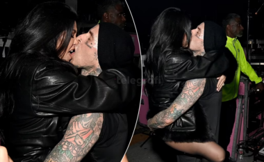 Kourtney Kardashian dhe Travis Barker në një moment romantik gjatë eventit Super Bowl