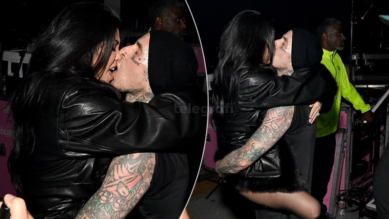 Kourtney Kardashian dhe Travis Barker në një moment romantik gjatë eventit Super Bowl