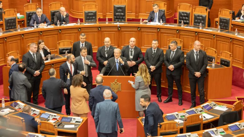 Tensione në Parlament, opozita bllokon foltoren, deputeti i PD heq rripin