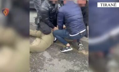 Kapet me armë pa leje dhe tenton të arratiset, arrestohet në Tiranë 26-vjeçari