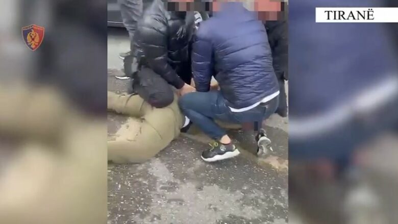 Kapet me armë pa leje dhe tenton të arratiset, arrestohet në Tiranë 26-vjeçari