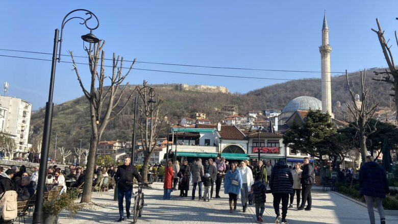 Atmosferë pozitive në qendrën e Prizrenit teksa procesi zgjedhor vijon i qetë