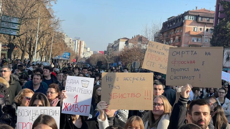 Sot mbahen dy protesta për vdekjen e Frosinës, 22 vjeçares e cila u aksidentua në Shkup