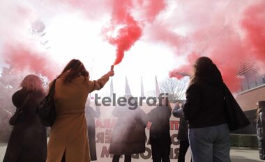 “Politika për barazi, jo paga për riprodhim”, aksion simbolik me tym të kuq para Kuvendit të Kosovës