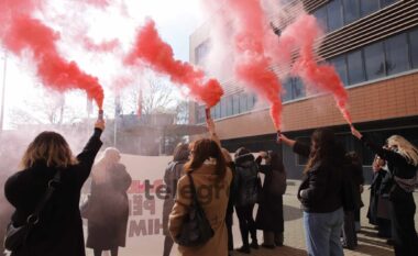 “Politika për barazi, jo paga për riprodhim”, aksion simbolik me tym të kuq para Kuvendit të Kosovës