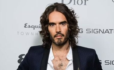 Russell Brand zhvendoset në SHBA pasi thotë se po sulmohet nga autoritetet britanike, pas akuzave për sulm seksual