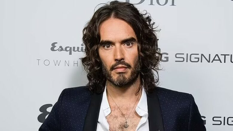 Russell Brand zhvendoset në SHBA pasi thotë se po sulmohet nga autoritetet britanike, pas akuzave për sulm seksual