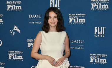 Selena Gomez shkëlqen në Festivalin e Filmit në Santa Barbara, duke ekspozuar unazën e saj të fejesës