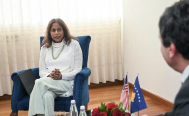 Kurti takon të ngarkuarën me punë në Ambasadën e SHBA, flasin për formimin e institucioneve pas zgjedhjeve