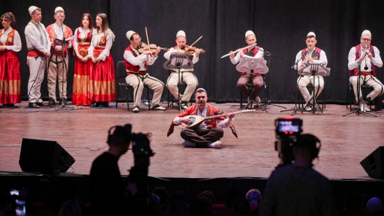 Ansambli “Shota” ndriçon skenën e Suharekës për festën e Pavarësisë