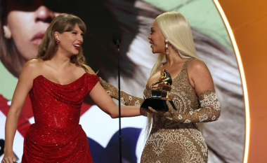 Kamerat kapën atë që tha Taylor Swift pas prezantimit të Beyonce me albumin më të mirë Country Grammy