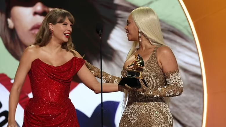 Kamerat kapën atë që tha Taylor Swift pas prezantimit të Beyonce me albumin më të mirë Country Grammy