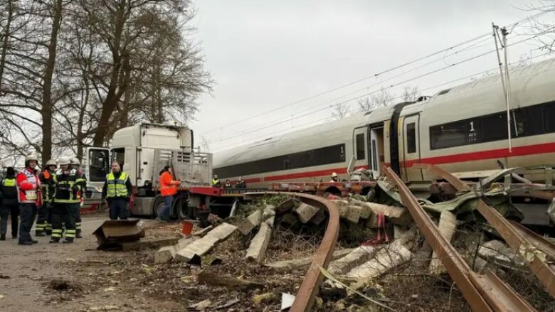 Treni përplaset me një kamion në Hamburg - të paktën një i vdekur dhe disa të lënduar