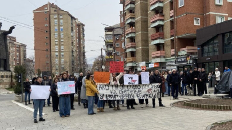 Përplasje verbale mes serbëve në veri, qytetarët mbajnë 15 minuta heshtje për viktimat në Novi Sad