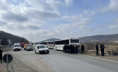 Pronarët e autobusëve në grevë, udhëtarët e linjës Podujevë-Prishtinë mbesin në rrugë