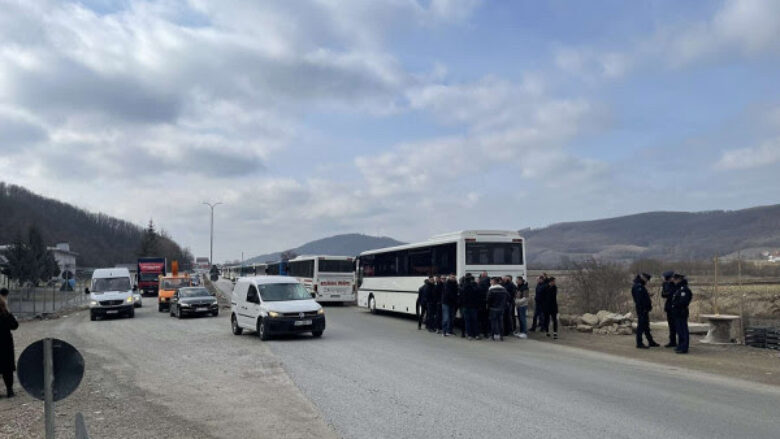 Pronarët e autobusëve në grevë, udhëtarët e linjës Podujevë-Prishtinë mbesin në rrugë