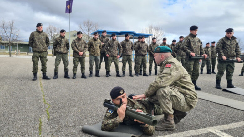 Ushtarët e Kosovës trajnohen për gjuajtje me HAR-66