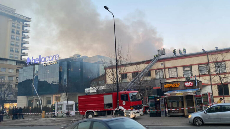 Kaplohet nga zjarri ish-kinemaja në qendër të Prishtinës