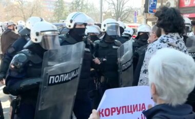 Lëndohet një grua gjatë përleshjes mes protestuesve dhe sigurimit e policisë, para ndërtesë së Komunës së Beogradit