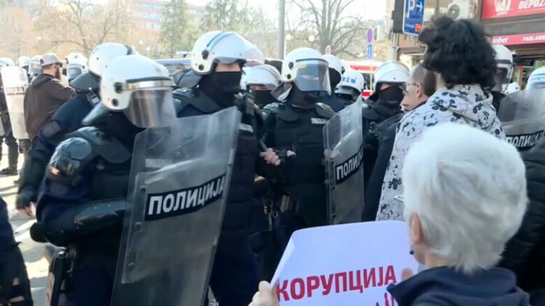 Lëndohet një grua gjatë përleshjes mes protestuesve dhe sigurimit e policisë, para ndërtesë së Komunës së Beogradit