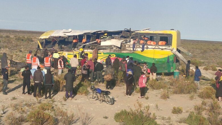 Të paktën 37 të vdekur dhe dhjetëra tjerë u lënduan në një aksident trafiku në Bolivi