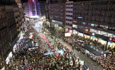 Mijëra njerëz tashmë janë në rrugët e Beogradit - Vuçiqin e presin protestat masive