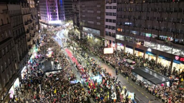 Mijëra njerëz tashmë janë në rrugët e Beogradit - Vuçiqin e presin protestat masive