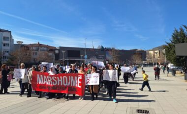 Mbahet marsh protestues në Mitrovicë në Ditën Ndërkombëtare të Gruas