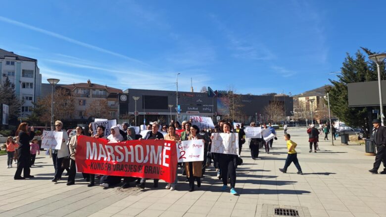 Mbahet marsh protestues në Mitrovicë në Ditën Ndërkombëtare të Gruas