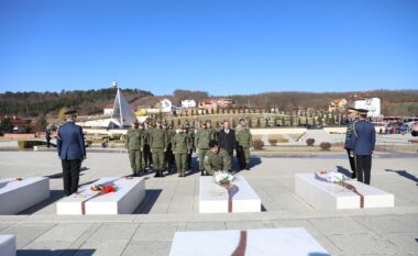 FSK bënë homazhe në Kompleksin memorial në Prekaz