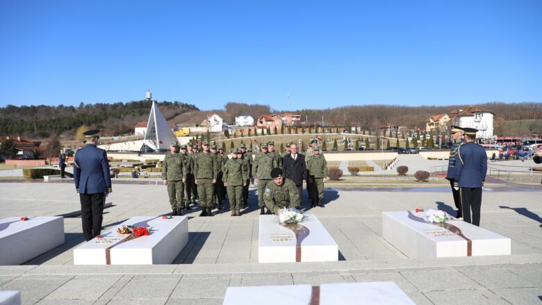 FSK bënë homazhe në Kompleksin memorial në Prekaz