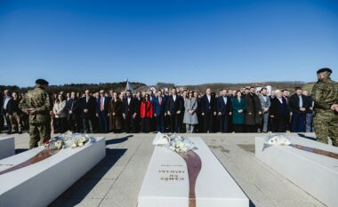 27-vjetori i “Epopesë së UÇK-së” – Komuna e Skenderajt bën homazhe tek kompleksi memorial “Adem Jashari” në Prekaz