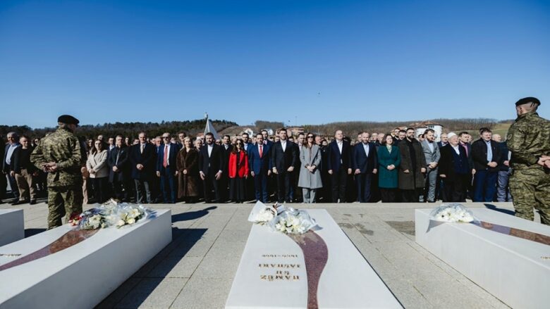 27-vjetori i Epopesë së UÇK-së – Komuna e Skenderajt bën homazhe tek kompleksi memorial “Adem Jashari” në Prekaz