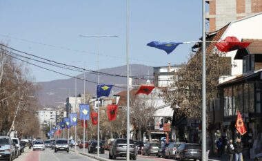 Rrugët e Mitrovicës mbushen me flamuj shtetëror dhe kombëtar për nder të Epopesë së UÇK-së