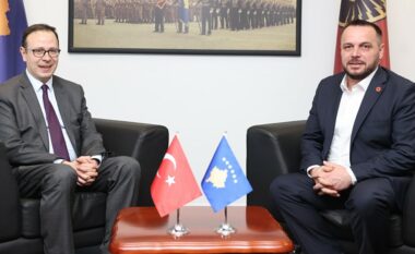 Maqedonci takohet me ambasadorin turk, diskutohet ndërtimi i fabrikës së municionit dhe dronëve