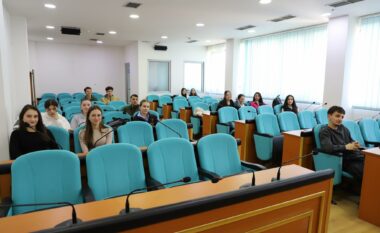 Mbahet gara e eseve nga nxënësit e Vushtrrisë, tema i’u kushtohet rolit të mësimdhënësve në edukimin e brezave