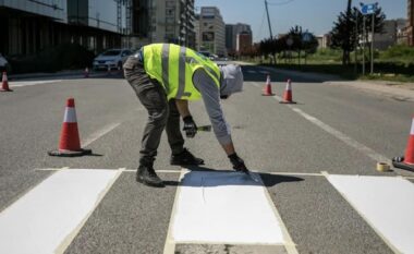 Nesër në Mitrovicën Veriore do të fillojnë punimet për shenjëzimin horizontal dhe vertikal të rrugëve