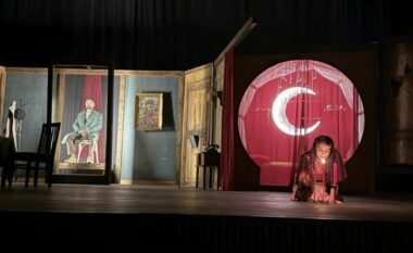 Sonte jepet repriza e dramës “Menaxheria e Qelqtë” në teatrin e Mitrovicës